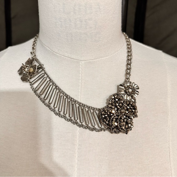 Vintage Women's Necklace Elegant Silver Tone Look Flower Chain Beads - Picture 8 of 8